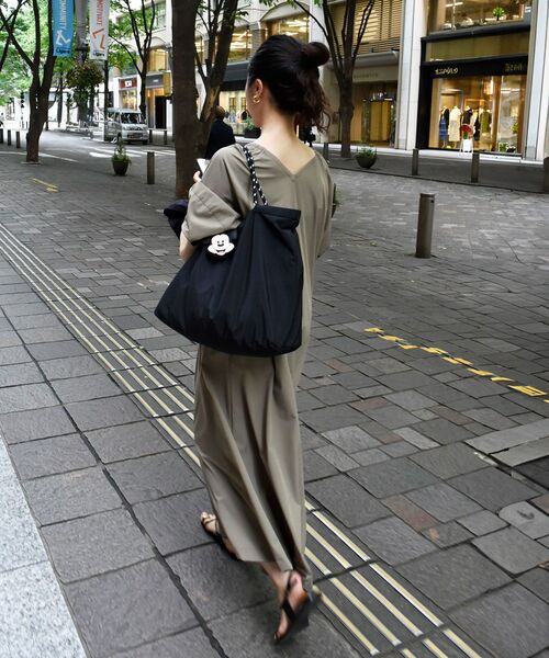 le.coeur blanc(ルクールブラン)の「《接触冷感》ナイロンストレッチ2WAYワンピース(ワンピース・レディース・ダークグレー/カーキオリーブ・38)」の10枚目の写真