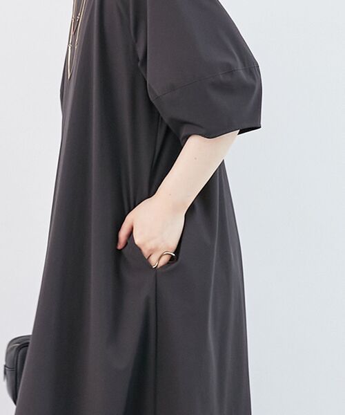 le.coeur blanc(ルクールブラン)の「《接触冷感》ナイロンストレッチ2WAYワンピース(ワンピース・レディース・ダークグレー/カーキオリーブ・38)」の17枚目の写真