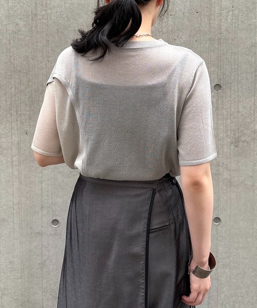 &g'aime(アンジェム)の「【&g'aime】カーブラメ切替ニット Curved Metallic Accent Knit(ニット/セーター・レディース・ブラウン/ブラック/グレイッシュベージュ・FREE)」の20枚目の写真