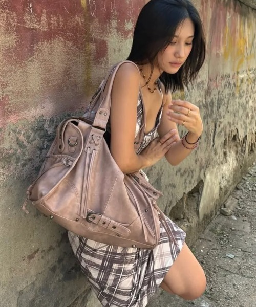 FANCY CLUB(ファンシークラブ)の「【日本未発売/WEB限定】FANCY CLUB(ファンシークラブ)/大容量 2WAY ヴィンテージ ウォッシング ショルダー トートバッグ/BELTED WASHING LEATHER BAG(ショルダーバッグ・レディース・ブラック/グレー/ピンク/ブラウン・FREE)」の20枚目の写真