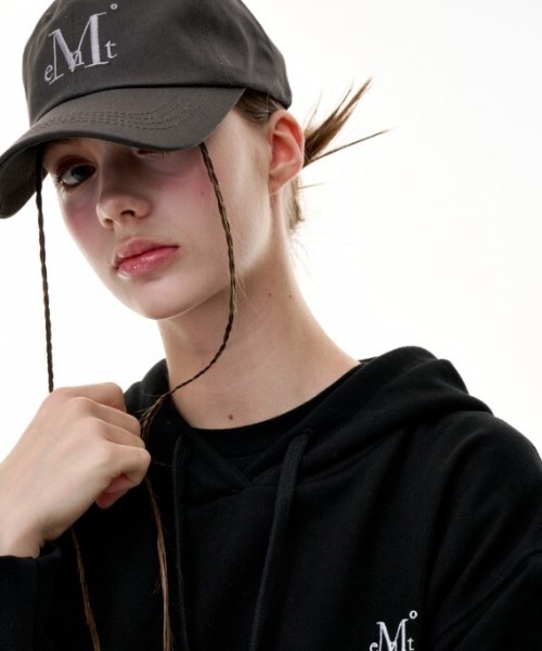MUCENT（ムセント）の「◇MUCENT◇《Ada. 限定カラー有》ブランド直輸入正規品/シグネチャー ベースボールキャップ　MUCENT SIGNATURE BALL CAP（キャップ・レディース・ネイビー/クリーム/グレー/ブラック/ダークカーキ/ブルー系その他/チャコール/ダークブルー/レッド/グリーン/ブラウン/ホワイト/グリーン×ピンク/ブルー系その他3/ブルー系その他2/ダークオリーブ/ライトブルー/ブラウン系その他/ブラック×レッド/ピンク/ベージュ系その他/ブラウン系その他3/ライトピンク/ブルー系その他4/ブルー系その他6/グレー系その他/ピンク系その他/ベージュ/グリーン系その他/ブラック系その他/ブルー系その他7/セージグリーン/グレイッシュブルー/ブラウン系その他2/ホワイト×レッド/ホワイト×ブラック/ブラウン系その他4/ブラック系その他2/ネイビー系/バーガンディー/グリーン系/ネイビー系1/グレー系その他2/インディゴブルー・FREE）」の10枚目の写真