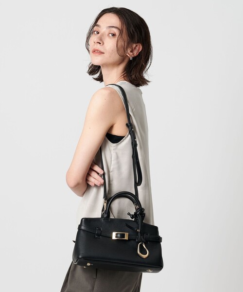 LE VERNIS（ル・ベルニ）の「＜LE VERNIS＞Poire チャーム バッグ-2WAY-（ハンドバッグ・レディース・モカ/ブラック・FREE）」の2枚目の写真
