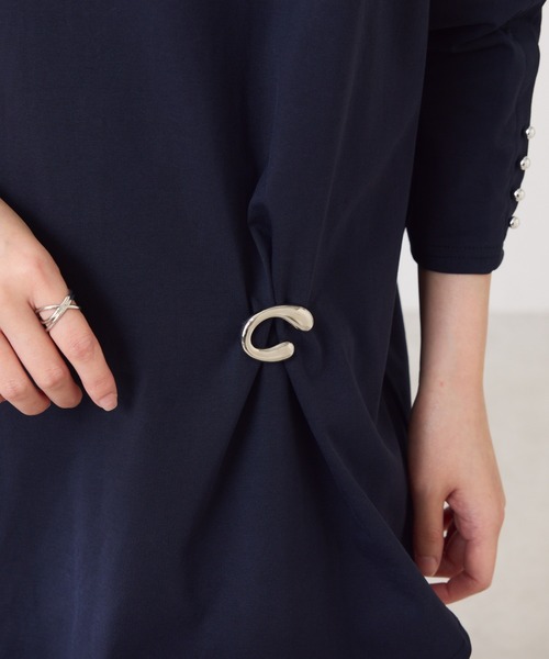 COLLAGE GALLARDAGALANTE（コラージュガリャルダガランテ）の「Cカーブブローチ（ブローチ/コサージュ・レディース・ゴールド/シルバー・FREE）」の2枚目の写真