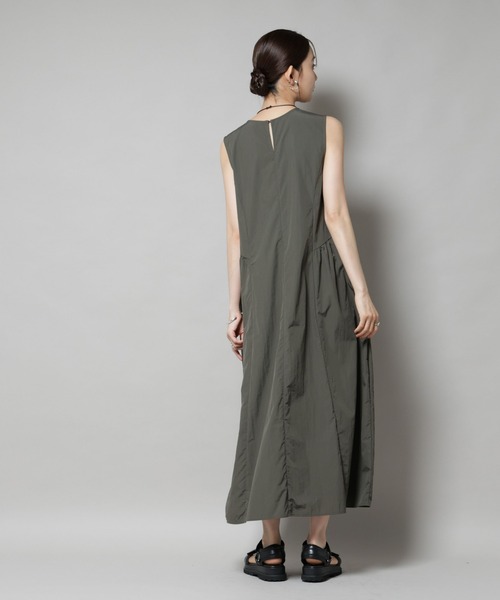 NANO universe（ナノユニバース）の「サイドギャザーナイロンワンピース（ワンピース・レディース・ブラック/カーキ/ダークベージュ・FREE）」の7枚目の写真