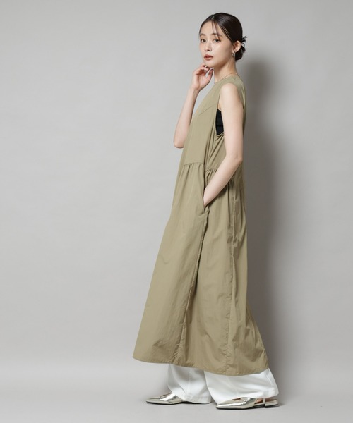 NANO universe（ナノユニバース）の「サイドギャザーナイロンワンピース（ワンピース・レディース・ブラック/カーキ/ダークベージュ・FREE）」の13枚目の写真