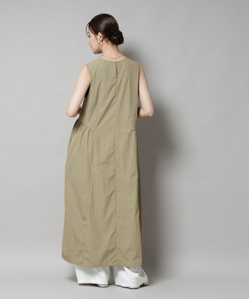 NANO universe（ナノユニバース）の「サイドギャザーナイロンワンピース（ワンピース・レディース・ブラック/カーキ/ダークベージュ・FREE）」の14枚目の写真