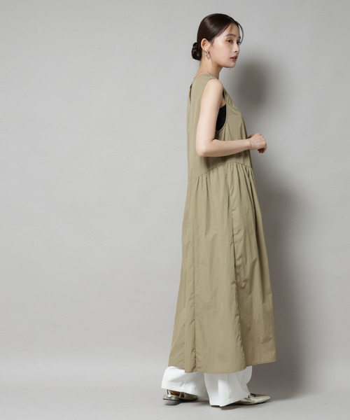 NANO universe（ナノユニバース）の「サイドギャザーナイロンワンピース（ワンピース・レディース・ブラック/カーキ/ダークベージュ・FREE）」の15枚目の写真