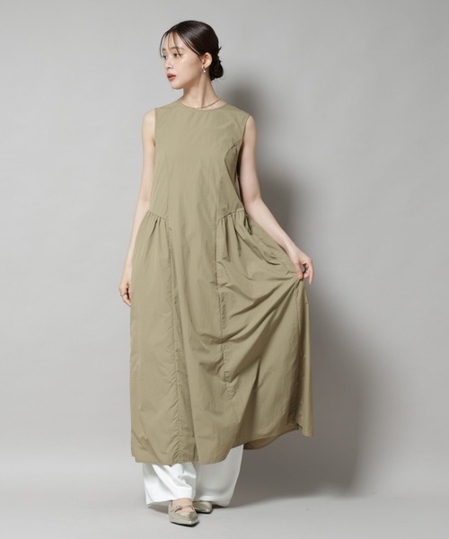 NANO universe（ナノユニバース）の「サイドギャザーナイロンワンピース（ワンピース・レディース・ブラック/カーキ/ダークベージュ・FREE）」の17枚目の写真