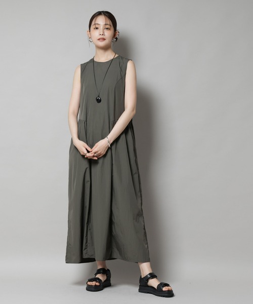 NANO universe（ナノユニバース）の「サイドギャザーナイロンワンピース（ワンピース・レディース・ブラック/カーキ/ダークベージュ・FREE）」の4枚目の写真