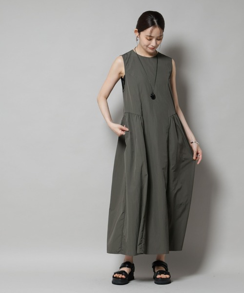 NANO universe（ナノユニバース）の「サイドギャザーナイロンワンピース（ワンピース・レディース・ブラック/カーキ/ダークベージュ・FREE）」の5枚目の写真