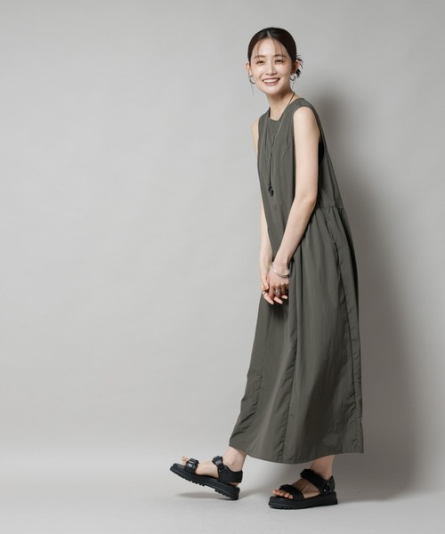 NANO universe（ナノユニバース）の「サイドギャザーナイロンワンピース（ワンピース・レディース・ブラック/カーキ/ダークベージュ・FREE）」の6枚目の写真