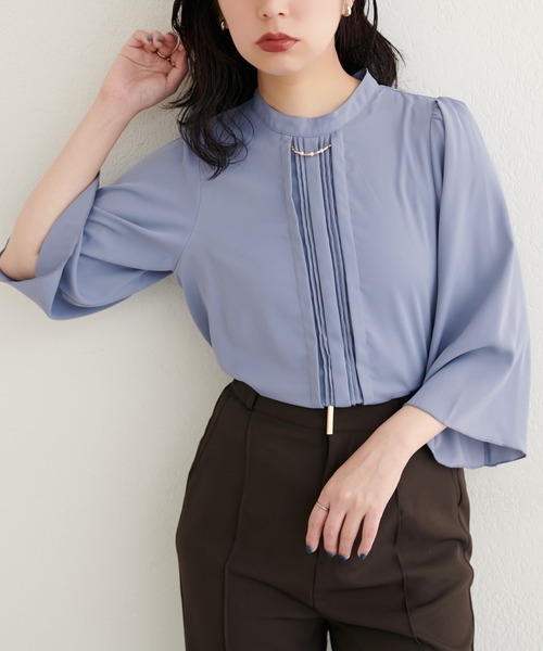 natural couture(ナチュラルクチュール)の「【ZOZO限定】メタルチャーム付き7分フレア袖ブラウス(シャツ/ブラウス・レディース・ブルー/オフホワイト/ネイビー/ピンクベージュ/グレイッシュベージュ・FREE)」の4枚目の写真
