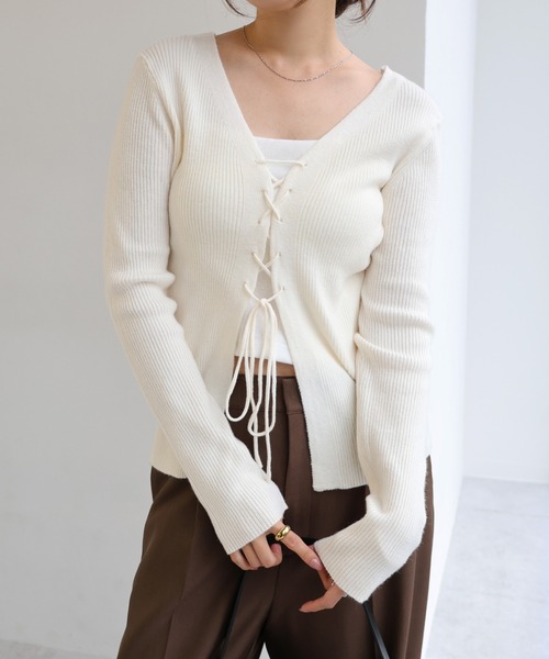 Freesia by andme(フリージアバイアンドミー)の「レースアップリボン2wayリブニットトップス(ニット/セーター・レディース・ブラウン/レッド/オフホワイト/ブラック/ライトベージュ・M/L)」の16枚目の写真