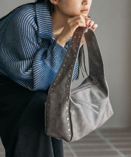LEPSIM(レプシィム)の「スタッズソフトバッグ 601367(ハンドバッグ・レディース・グレー/ブラック・ONE SIZE)」の2枚目の写真
