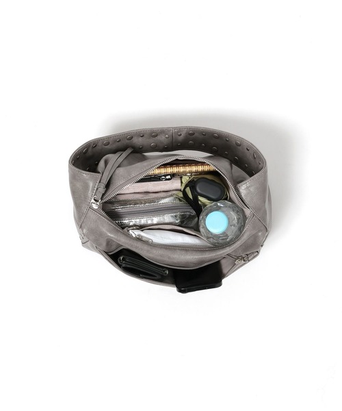 LEPSIM(レプシィム)の「スタッズソフトバッグ 601367(ハンドバッグ・レディース・グレー/ブラック・ONE SIZE)」の8枚目の写真