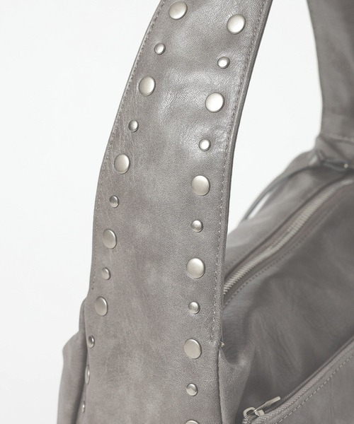 LEPSIM(レプシィム)の「スタッズソフトバッグ 601367(ハンドバッグ・レディース・グレー/ブラック・ONE SIZE)」の4枚目の写真