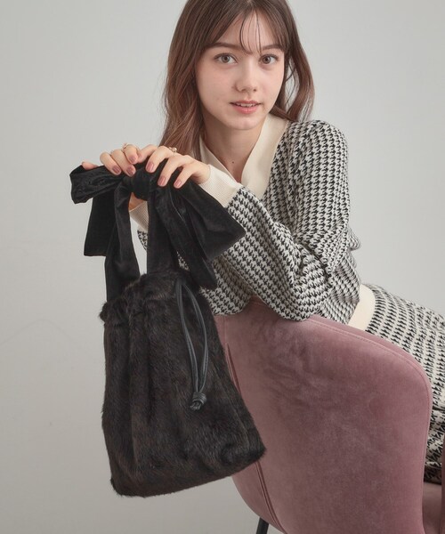 couture brooch（クチュールブローチ）の「ベロアリボンフェイクファートートバッグ（トートバッグ・レディース・ブラック/アイボリー/ベビーピンク・00）」の2枚目の写真