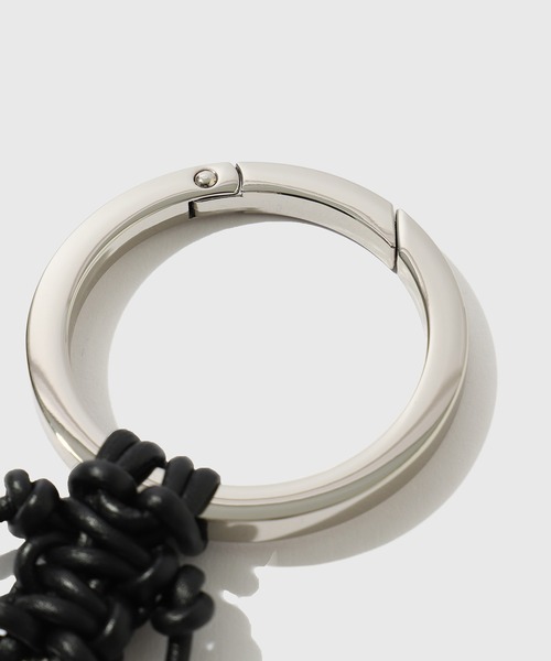 ITTI（イッチ）の「【ITTI/イッチ】CRISTY KNOTMAN RING / RAPTO JP（キーホルダー・メンズ・ライトグレー/キナリ/ブラック・FREE）」の4枚目の写真