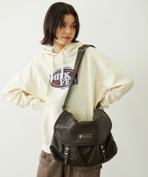 MILKFED.（ミルクフェド）の「BAR LOGO MESSENGER BAG（ショルダーバッグ・レディース・レッド/ブラウン/チャコール・ONE SIZE）」の2枚目の写真