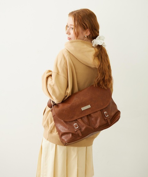 MILKFED.（ミルクフェド）の「BAR LOGO MESSENGER BAG（ショルダーバッグ・レディース・レッド/ブラウン/チャコール・ONE SIZE）」の8枚目の写真