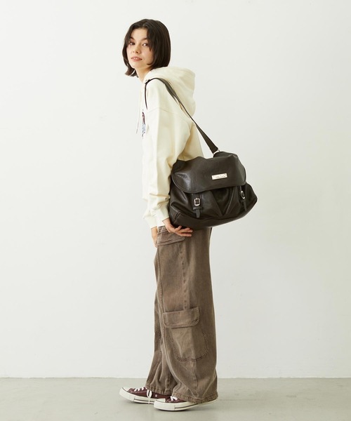 MILKFED.（ミルクフェド）の「BAR LOGO MESSENGER BAG（ショルダーバッグ・レディース・レッド/ブラウン/チャコール・ONE SIZE）」の19枚目の写真