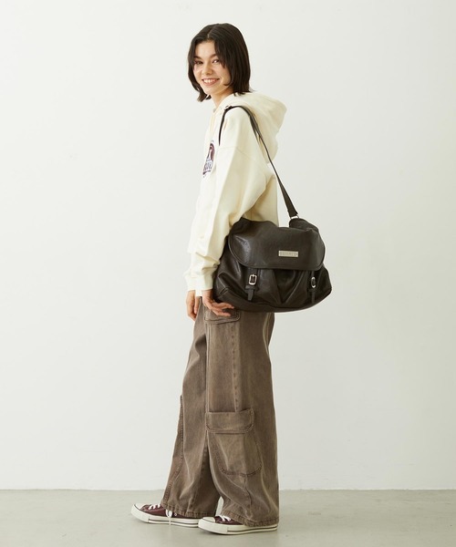 MILKFED.（ミルクフェド）の「BAR LOGO MESSENGER BAG（ショルダーバッグ・レディース・レッド/ブラウン/チャコール・ONE SIZE）」の20枚目の写真