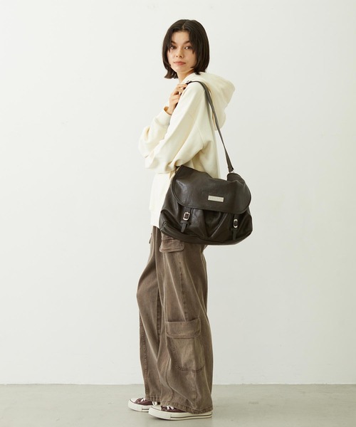 MILKFED.（ミルクフェド）の「BAR LOGO MESSENGER BAG（ショルダーバッグ・レディース・レッド/ブラウン/チャコール・ONE SIZE）」の21枚目の写真