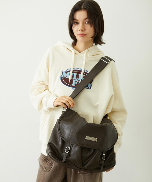 MILKFED.（ミルクフェド）の「BAR LOGO MESSENGER BAG（ショルダーバッグ・レディース・レッド/ブラウン/チャコール・ONE SIZE）」の17枚目の写真