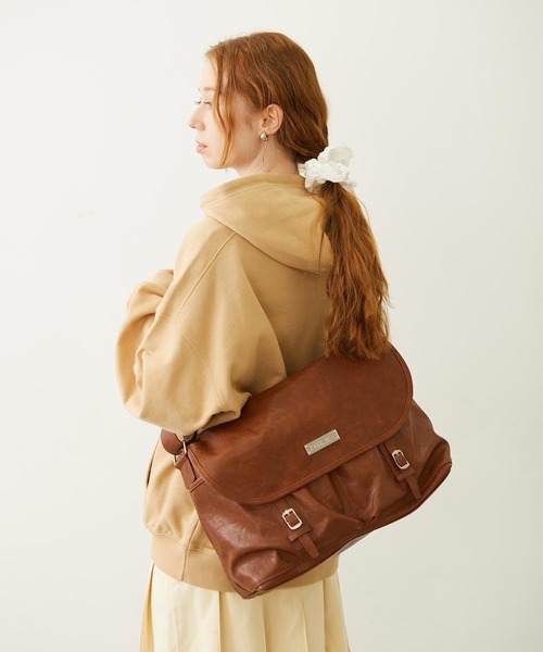 MILKFED.（ミルクフェド）の「BAR LOGO MESSENGER BAG（ショルダーバッグ・レディース・レッド/ブラウン/チャコール・ONE SIZE）」の4枚目の写真