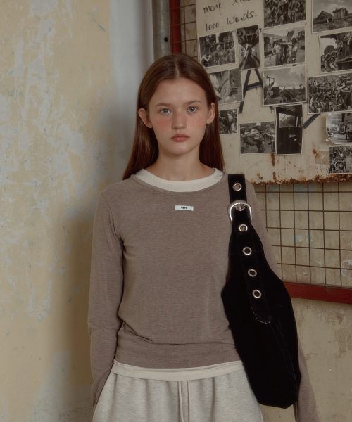 LETERIE(レテリー)の「DOUBLE LAYERED LONGSLEEVE TEE_BEIGE(Tシャツ/カットソー・レディース・ベージュ・FREE)」の3枚目の写真