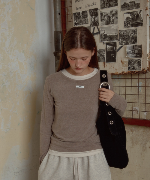 LETERIE(レテリー)の「DOUBLE LAYERED LONGSLEEVE TEE_BEIGE(Tシャツ/カットソー・レディース・ベージュ・FREE)」の4枚目の写真
