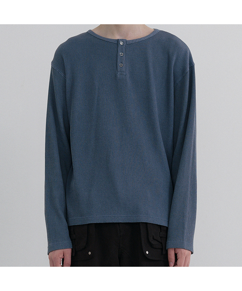 WOOALONG(ウアロン)の「Layered Loose Waffle Henley Neck Long Sleeve Tee - FADE NAVY(Tシャツ/カットソー・レディース・ネイビー・SMALL/MEDIUM/LARGE)」の1枚目の写真