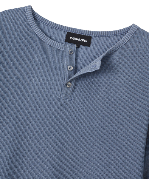 WOOALONG(ウアロン)の「Layered Loose Waffle Henley Neck Long Sleeve Tee - FADE NAVY(Tシャツ/カットソー・レディース・ネイビー・SMALL/MEDIUM/LARGE)」の4枚目の写真