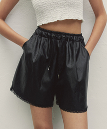 MAKE A TOAST（メイクアトースト）の「Lace Banding Leather Shorts Black MBDFPA002BK（その他パンツ）」