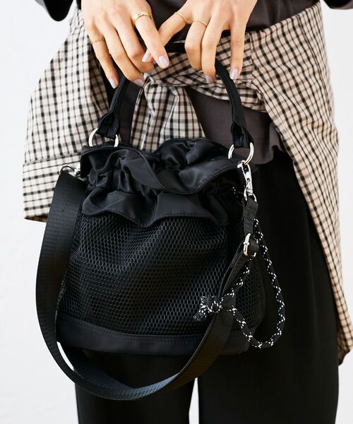 le.coeur blanc（ルクールブラン）の「メッシュフリルデザイン巾着バッグ（ショルダーバッグ・レディース・ベージュ/ブラック・FREE）」の13枚目の写真