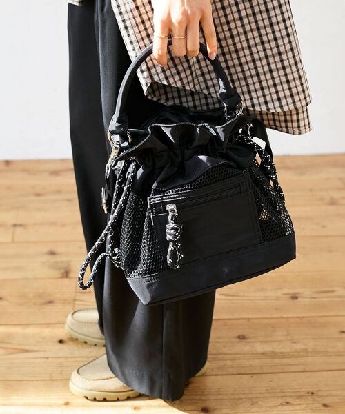 le.coeur blanc（ルクールブラン）の「メッシュフリルデザイン巾着バッグ（ショルダーバッグ・レディース・ベージュ/ブラック・FREE）」の12枚目の写真