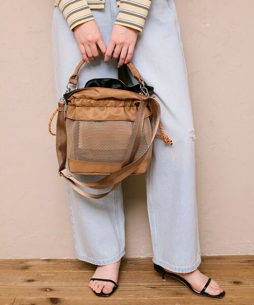 le.coeur blanc（ルクールブラン）の「メッシュフリルデザイン巾着バッグ（ショルダーバッグ・レディース・ベージュ/ブラック・FREE）」の7枚目の写真