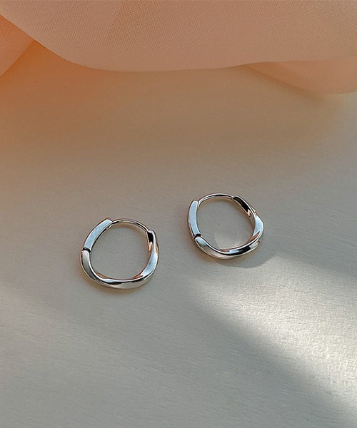 WARAIJOGO(ワライジョウゴ)の「ツイスト フープピアス / シルバー・ゴールド 2カラー展開 ユニセックス 両耳用(DAY)(ピアス(両耳用)・レディース・ゴールド/シルバー・FREE)」の3枚目の写真