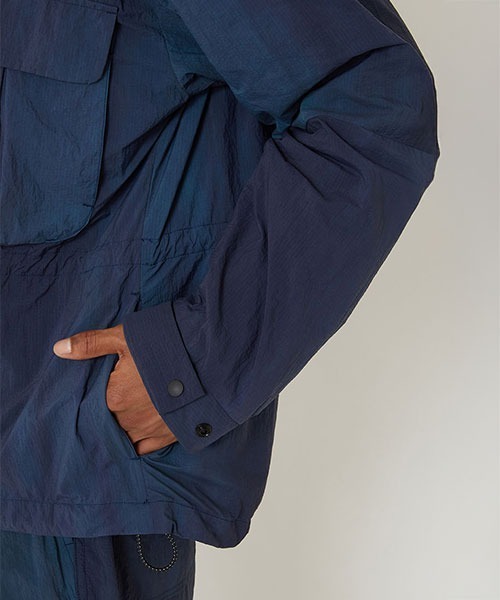 BLUE BLUE JAPAN（ブルーブルージャパン）の「ニショクゾメ リサイクルナイロン アノラック（ブルゾン・メンズ・モカ・S/M/L/XL）」の5枚目の写真