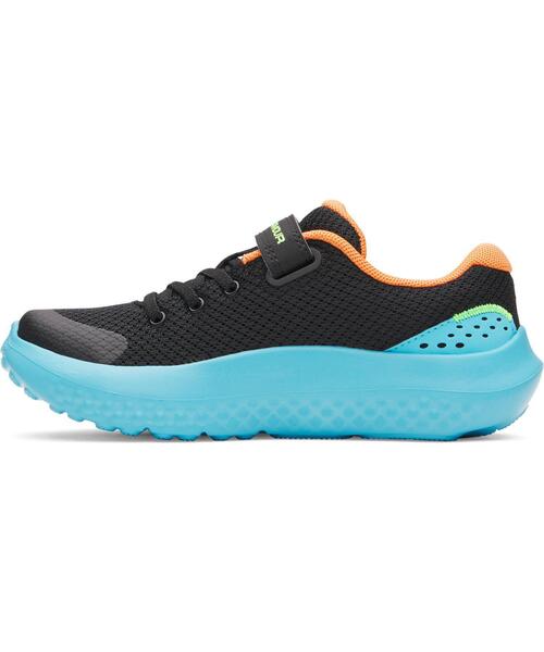 UNDER ARMOUR(アンダーアーマー)の「UAサージ4 AC(ランニング/キッズ)(スニーカー・キッズ・ブラック×ピンク・21.0cm/18.0cm/20.5cm/18.5cm/20.0cm/22.0cm/17.5cm/21.5cm/19.0cm/19.5cm/17.0cm)」の2枚目の写真