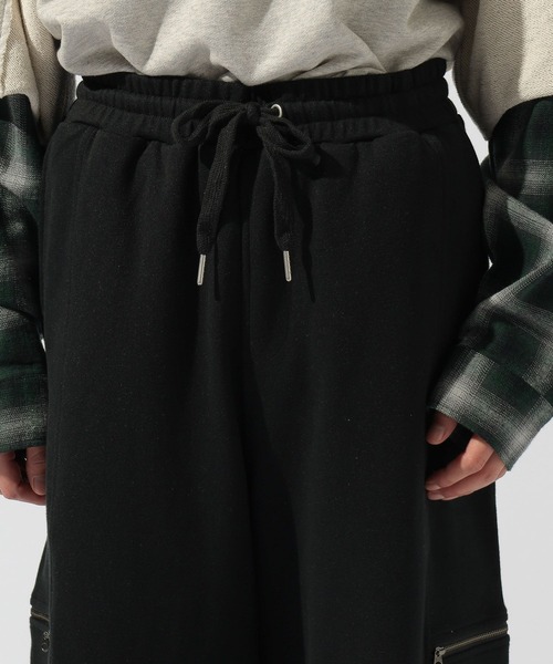 niko and...(ニコアンド)の「ワイドジップスウェットパンツ(スウェットパンツ・メンズ・グレー/ブラック・MEDIUM/LARGE)」の4枚目の写真