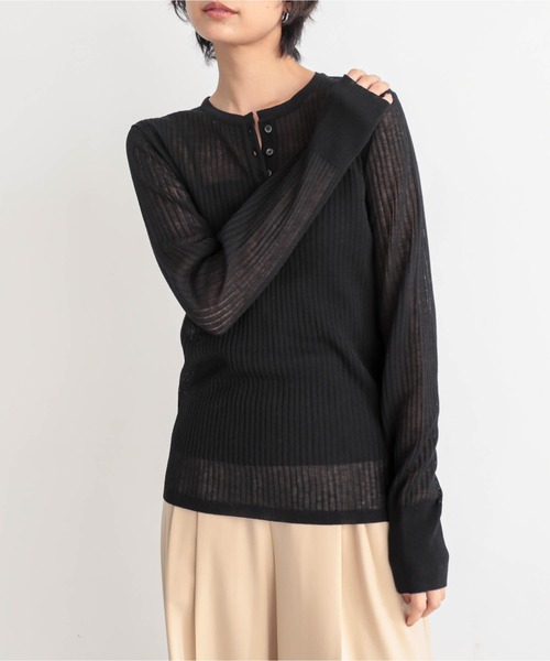 for/c(フォーシー)の「ヘンリーネックシアーニット【サスティナブル】(ニット/セーター・レディース・ブラック/オフホワイト/チャコールグレー/ピンク・L/LL/M)」の2枚目の写真