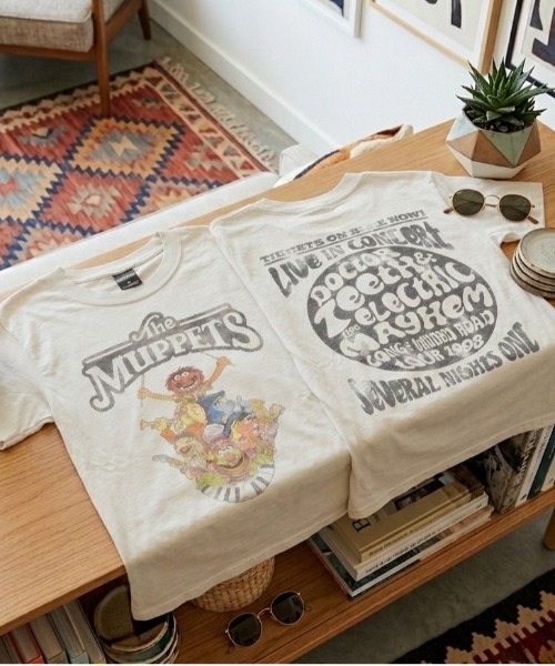 ALWAYS GOOD TIME(オルウェイズグッドタイム)の「【MUPPETS/マペッツ】ヴィンテージライクUSD加工プリント半袖Tシャツ / アニマルバンドデザイン/ユニセックス(Tシャツ/カットソー・メンズ・ホワイト系その他/ブラック系その他/アイボリー/スミクロ・M/L/LL)」の2枚目の写真