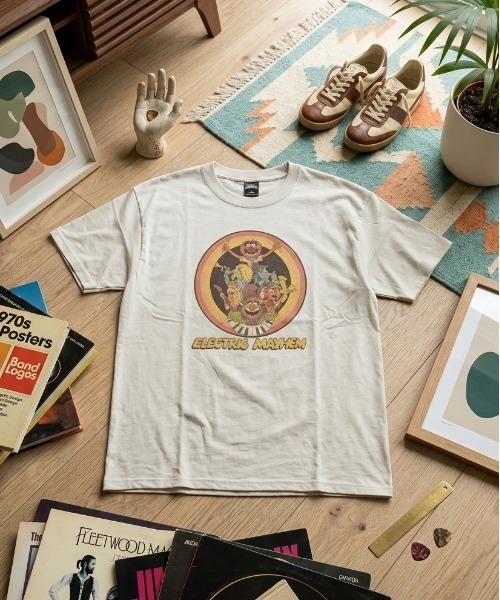 ALWAYS GOOD TIME(オルウェイズグッドタイム)の「【MUPPETS/マペッツ】ヴィンテージライクUSD加工プリント半袖Tシャツ / アニマルバンドデザイン/ユニセックス(Tシャツ/カットソー・メンズ・ホワイト系その他/ブラック系その他/アイボリー/スミクロ・M/L/LL)」の1枚目の写真