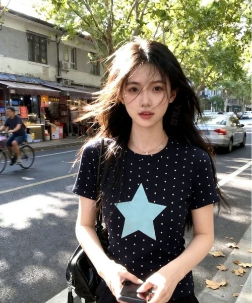Ritzy(リッツィー)の「ドット 星プリント フィット感クロップド T シャツ(Tシャツ/カットソー・レディース・ベージュ/ネイビー/ブルー系その他・M/S/L)」の2枚目の写真