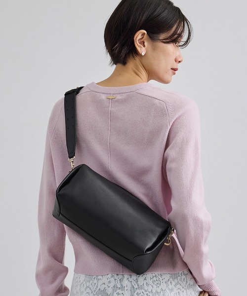 SALON adam et rope'(サロン アダム エ ロペ)の「【WEB限定】スプリットレザーワイドベルトショルダーバッグ(ショルダーバッグ・レディース・グレー系その他/ブラック・FREE)」の2枚目の写真