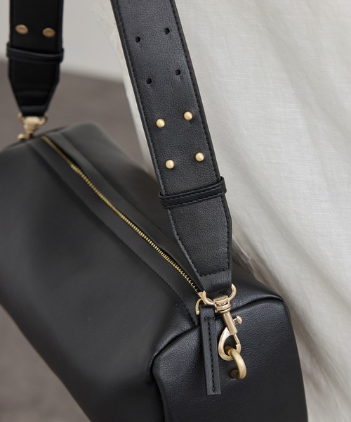 SALON adam et rope'(サロン アダム エ ロペ)の「【WEB限定】スプリットレザーワイドベルトショルダーバッグ(ショルダーバッグ・レディース・グレー系その他/ブラック・FREE)」の4枚目の写真