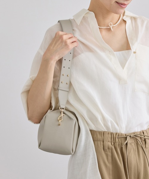 SALON adam et rope'(サロン アダム エ ロペ)の「【WEB限定】スプリットレザーワイドベルトショルダーバッグ(ショルダーバッグ・レディース・グレー系その他/ブラック・FREE)」の6枚目の写真