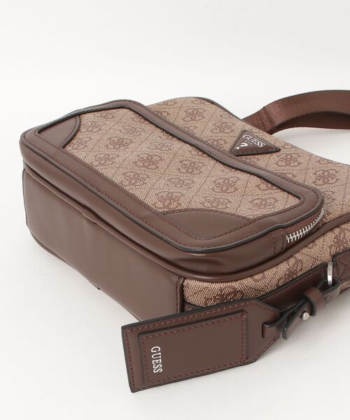 Guess(ゲス)の「MILANO Double Zip Crossbody ショルダーバッグ(ショルダーバッグ・メンズ・ベージュ/ブラック系その他・ONE SIZE)」の18枚目の写真