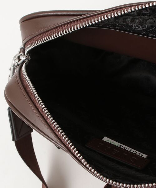 Guess(ゲス)の「MILANO Double Zip Crossbody ショルダーバッグ(ショルダーバッグ・メンズ・ベージュ/ブラック系その他・ONE SIZE)」の19枚目の写真